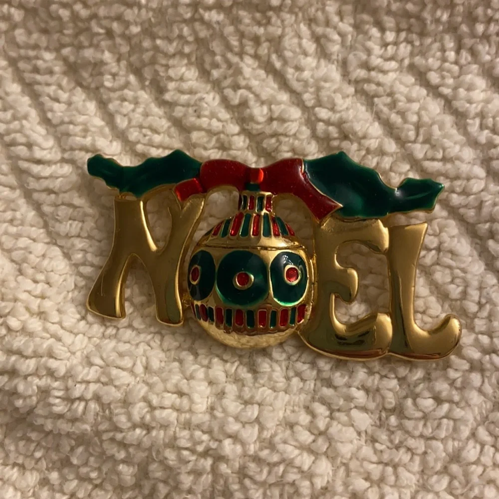 Noel Gold-Tone Brooch Red Green Accents Christmas Holiday Seasons Greetings